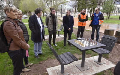 Quatre tables de jeux d’échecs dans la ville