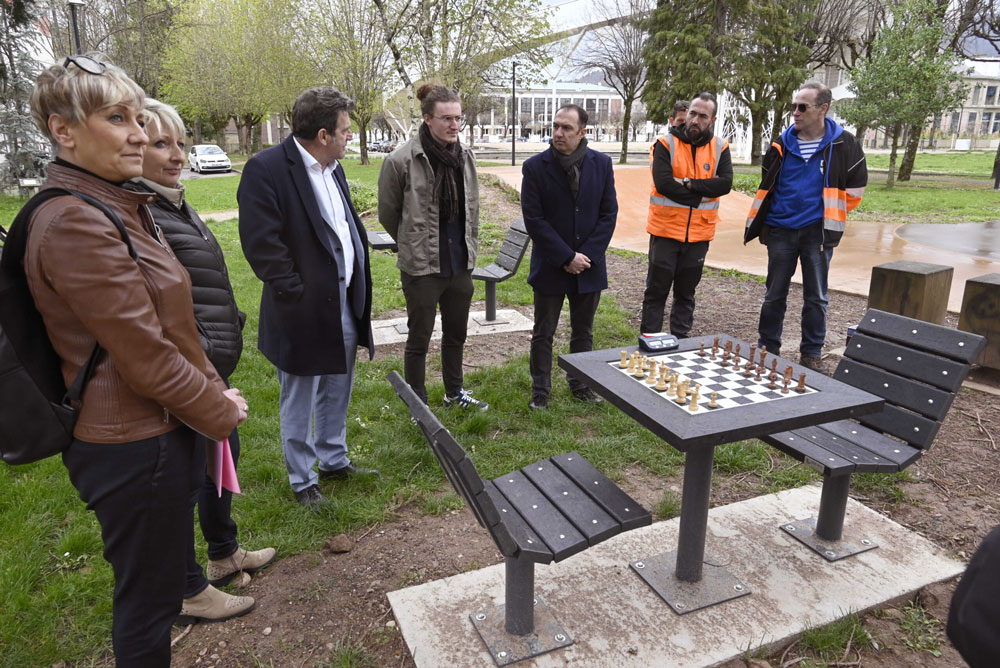 Photo des tables de jeux d'échecs installées