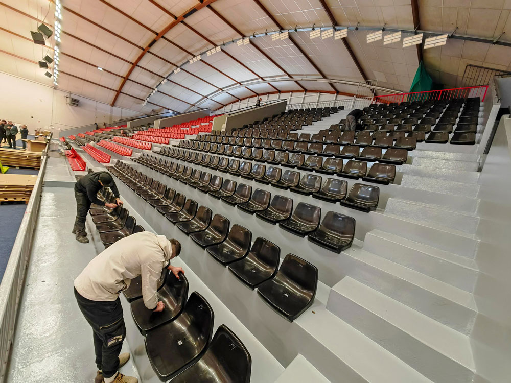 Un-millier-de-coques-au-Palais-omnisports-Joseph-Claudel photo de l'installation des sièges au Palais omnisports Joseph-Claudel