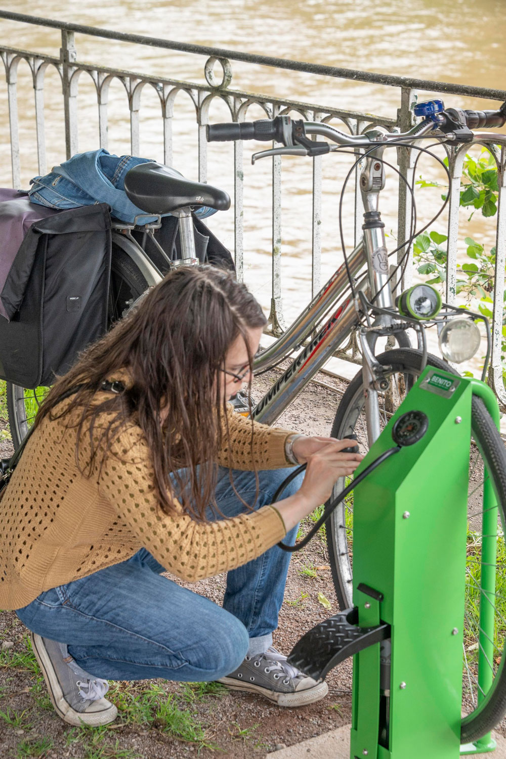 Photo de l'installation des bornes de gonflage pour vélos
