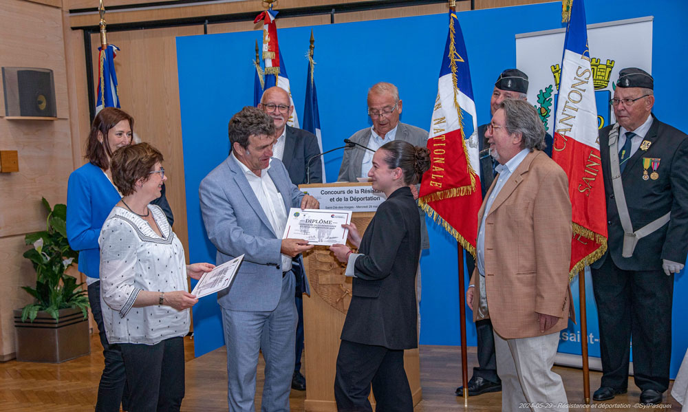 Photo de la remise du diplôme au concours de la résistance et de la déportation