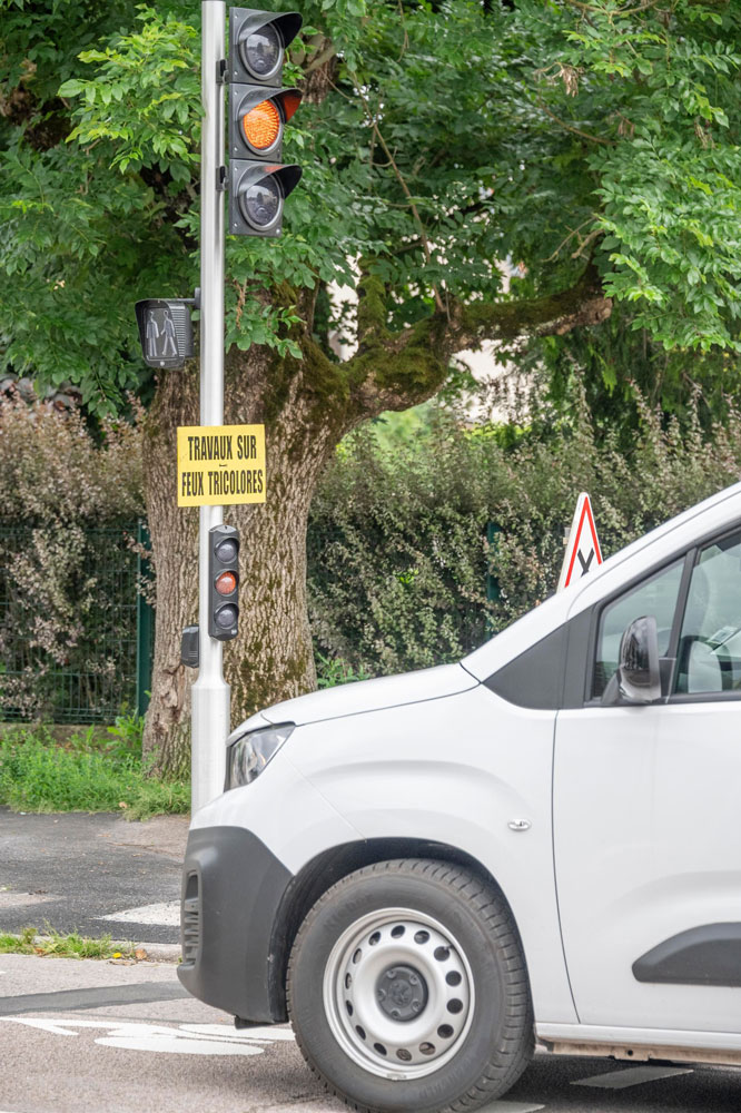 photo des nouveaux feux tricolores aux carrefours des rues du 12e-Régiment-d’Artillerie et de la Vaxenaire, et des rues 31e-BCP et du Lycée.