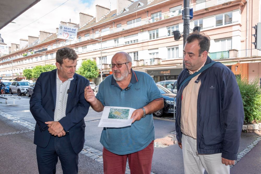 Photo prise lors du point presse relatif à la modification de l'éclairage public rue Thiers