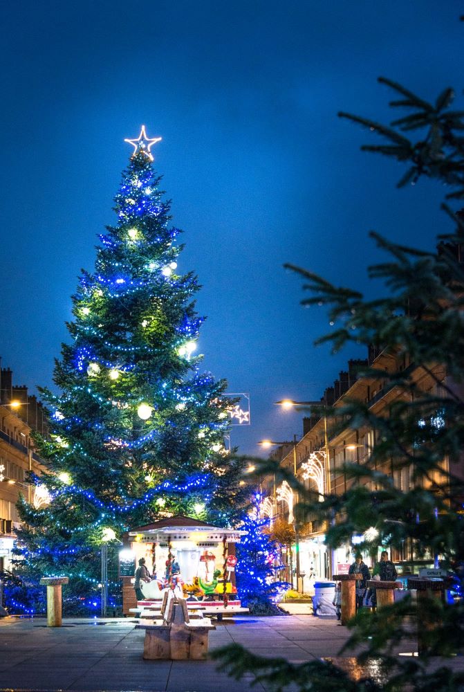 Photo du grand sapin de Noël installé à l'occasion du marché de Noël sur la place du Général-de-Gaulle