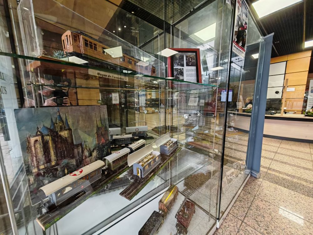 Photo de l'exposition des trains de guerre à l'hôtel de ville
