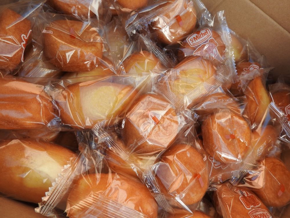 Photo des madeleines distribuées par l'association solidaire ARD (aide régionale en faveur des plus démunis)