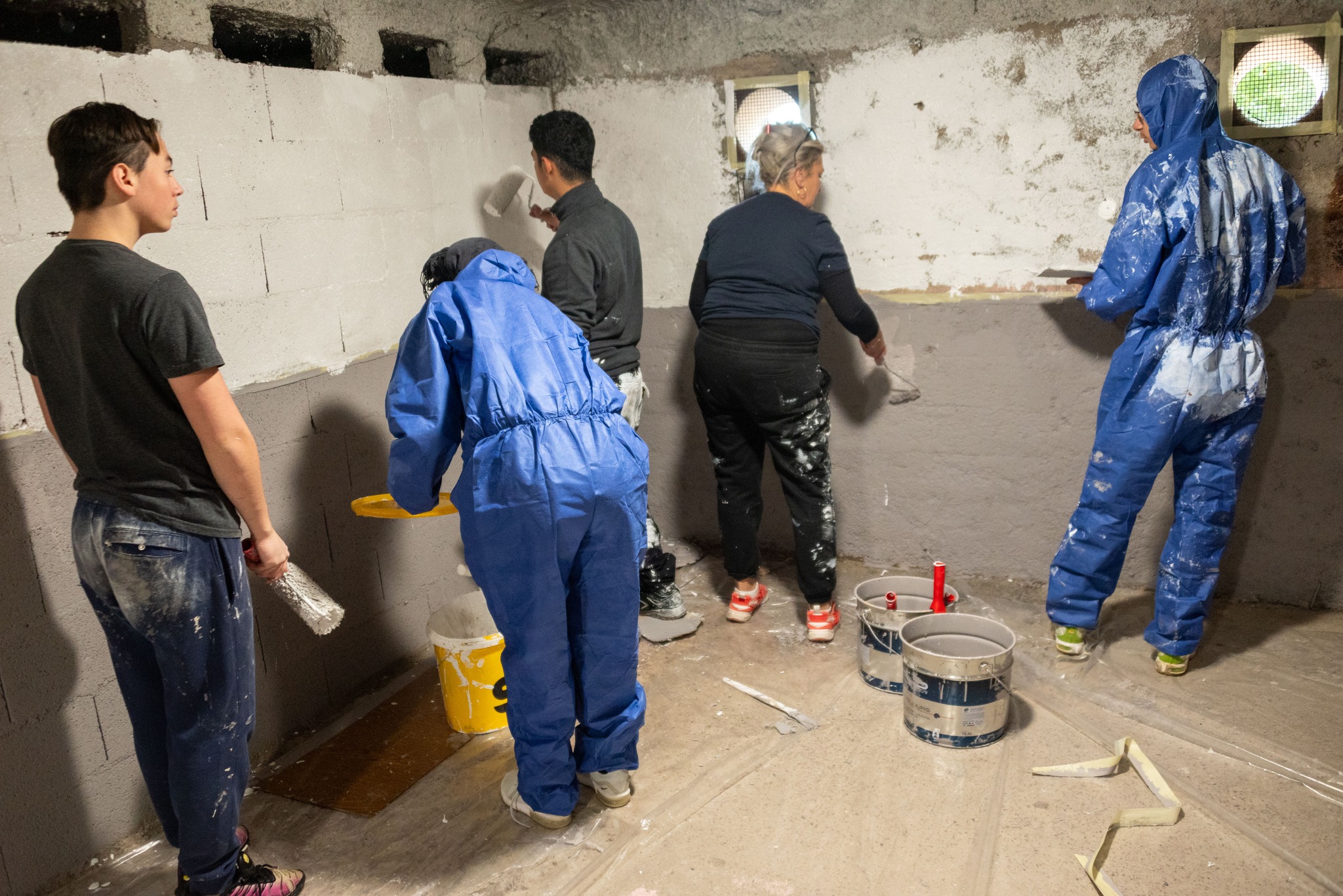 Photo prise lors de la rénovation des caves du batiment 24 au 8 rue Ohl-des-marais à Saint-Roch afin de financer un voyage à Londres en avril 2025 des membres du centre social Germaine-Tillion