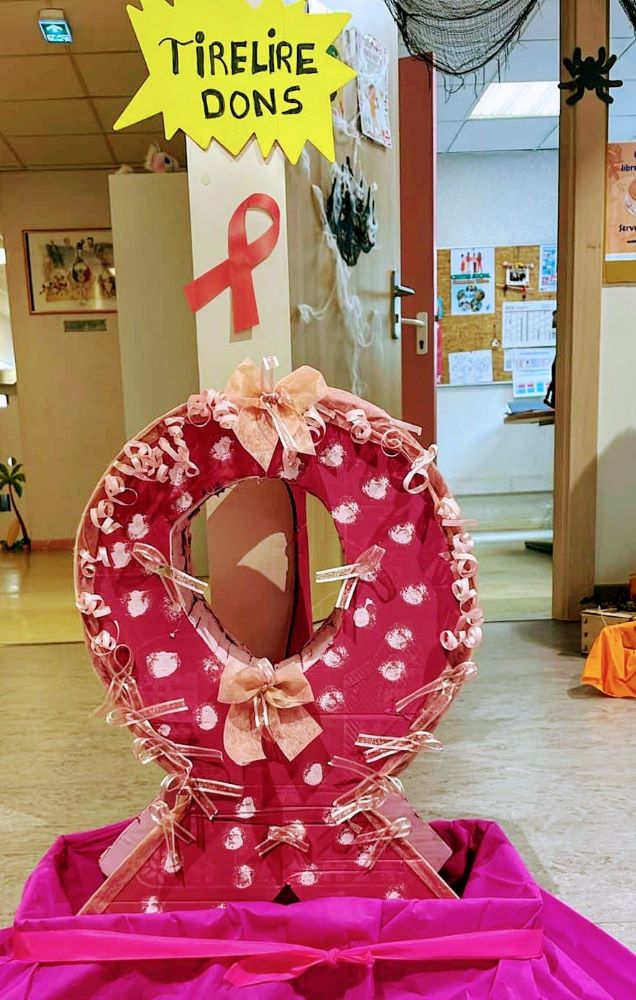 photo de la tirelire a don mis en place pour octobre rose 2024