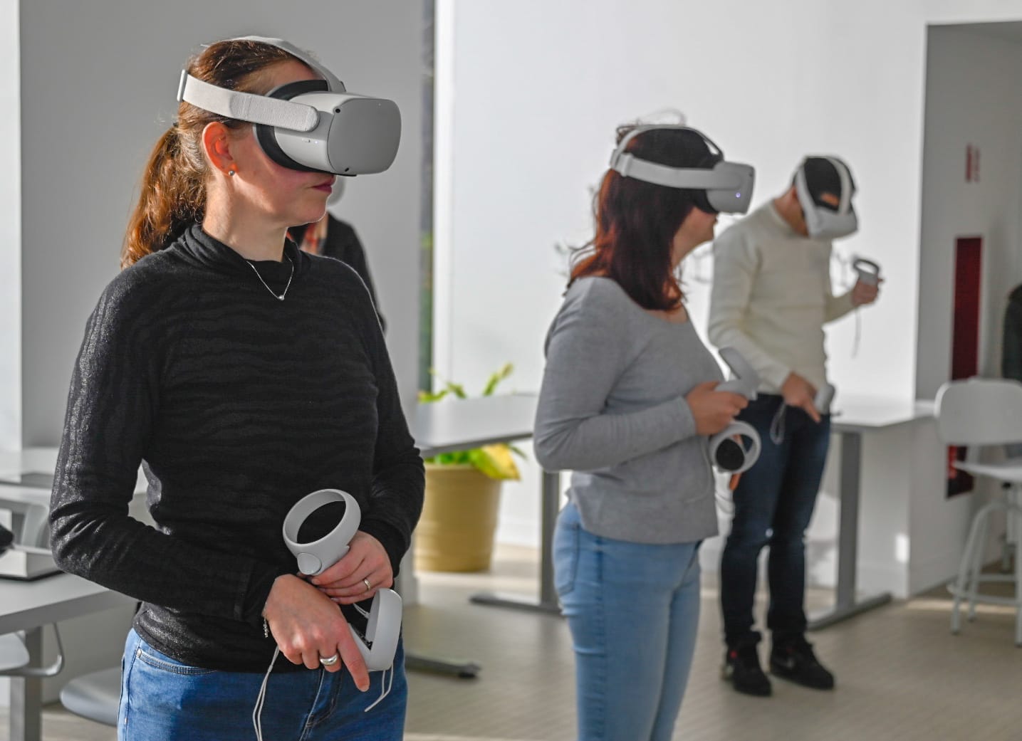 Photo prise de l'activité en casque de réalité virtuelle de la découverte de l'appartement d'anne frank, dans le cadre du 80eme anniversaire de la libération