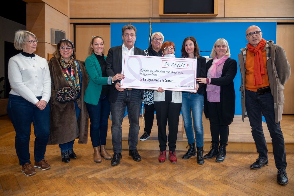 Photo prise lors de la remise du chèque octobre rose 2024