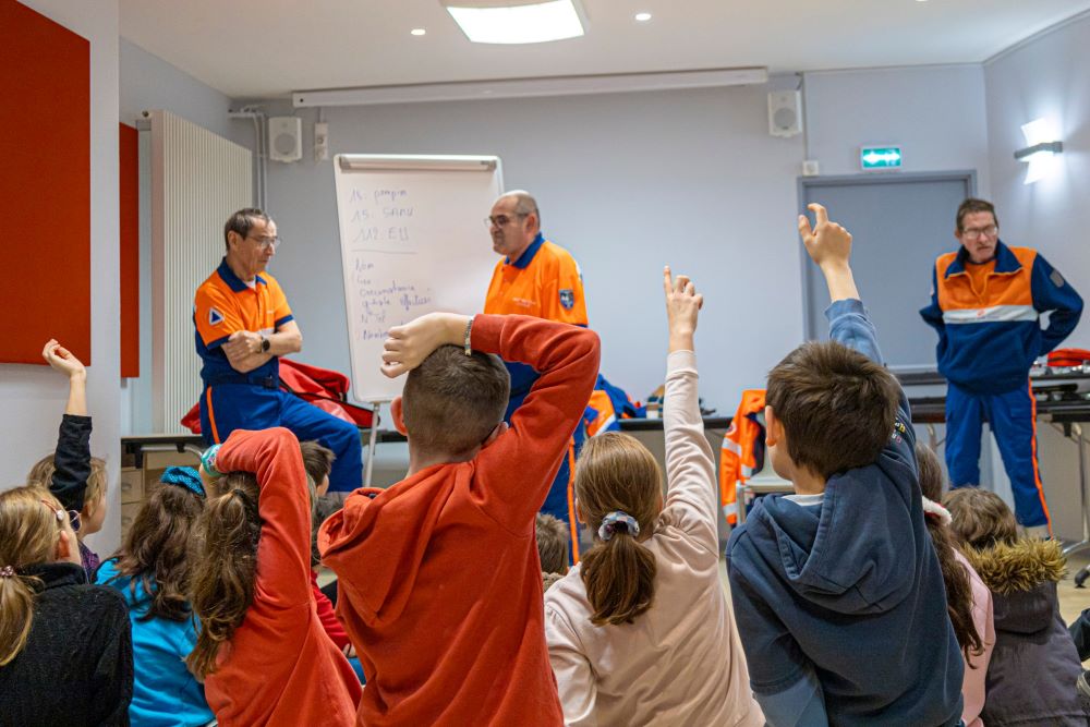 lesèeleves-de-cm2-formes-aux-gestes-qui-sauvent Photo prise pendant la formation aux gestes qui sauvent aux élèves de cm2 fin 2024