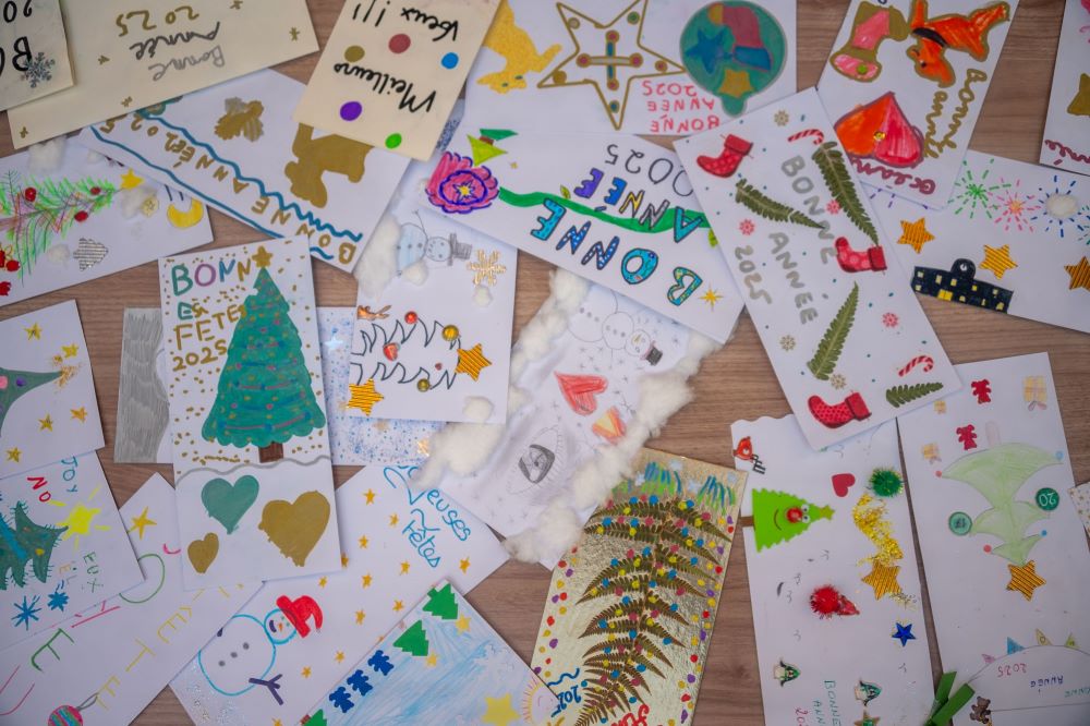 des-echanges-de-voeux-entre-les-generations partage de cartes de voeux de jeunes déodatiens a destination des personnes âgées