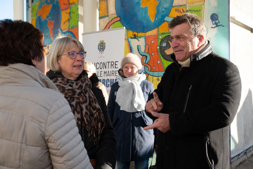 une-sortie-au-marche-avec-des-chocolats photo d'une des rencontres avec le maire au marché