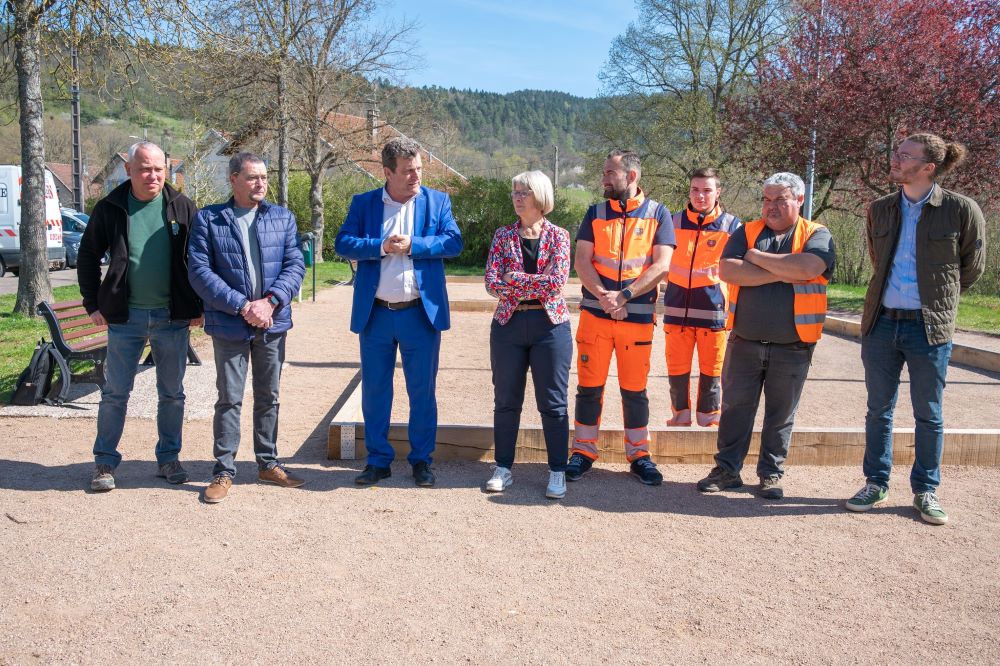 Photo de la présentation des deux terrains de pétanques créés aux castors