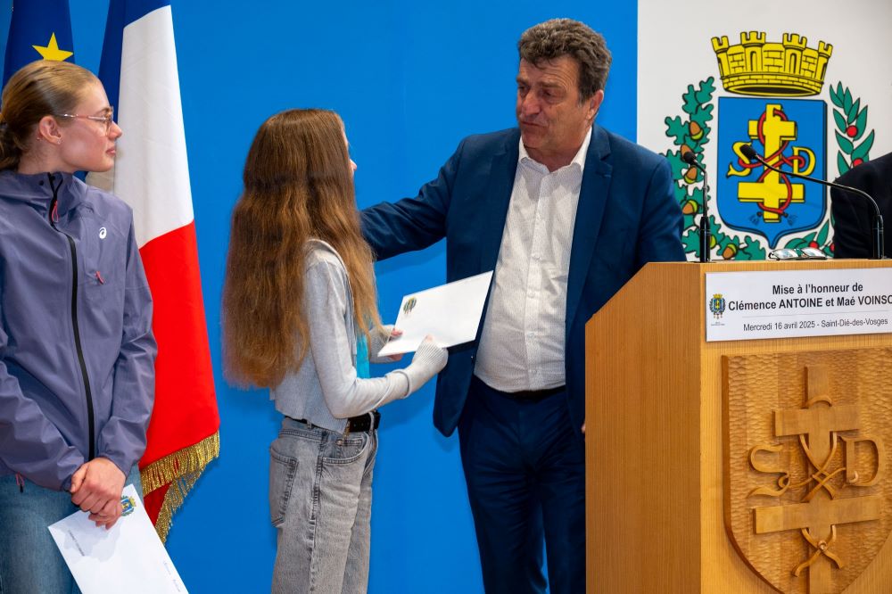 photo prise de la mise à l'honneur de Clémence Antoine et Maé Voinson avril 2025