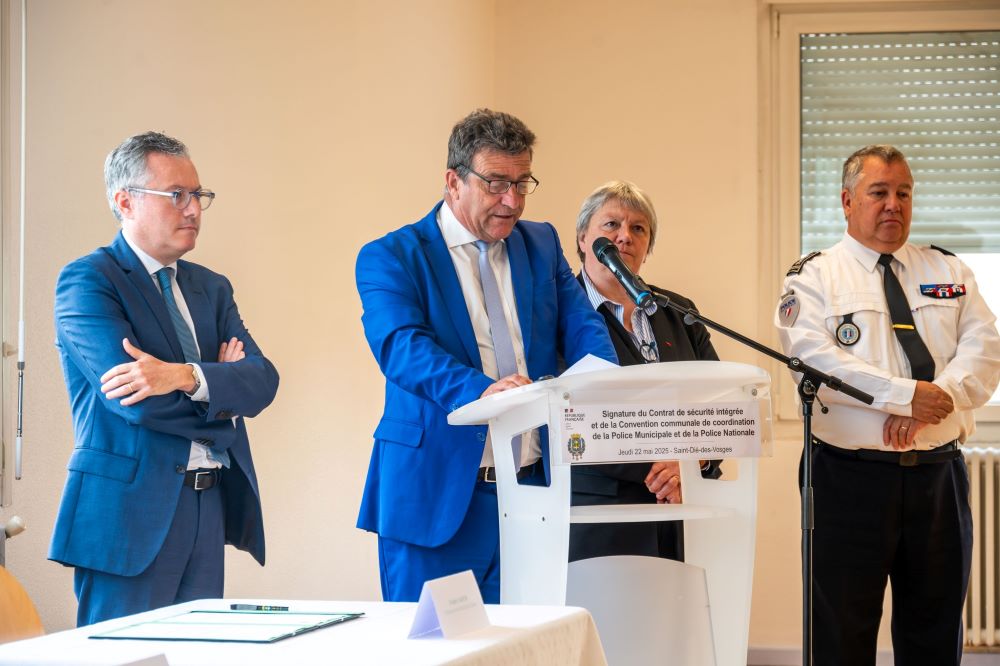 des-accords-securitaires photo prise lors de la signature du contrat de sécurité intégrée et de la convention communale de coordination de la police municipale et de la police nationale