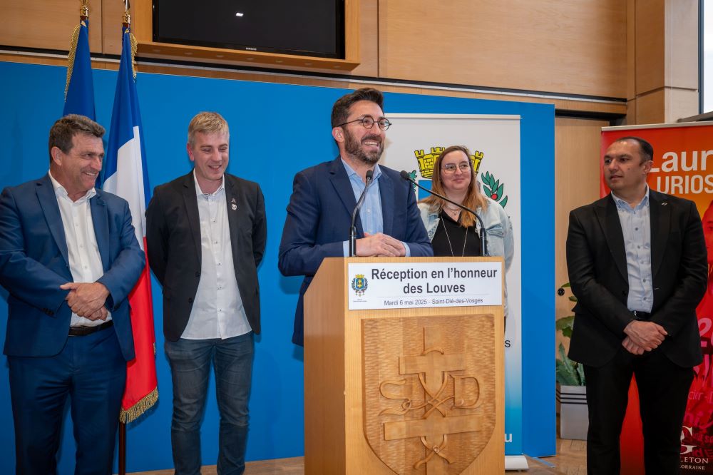 les-responsables-dentreprise-aux-cotes-des-louves Photo de la réception des entreprises en l'honneur des Louves 20255