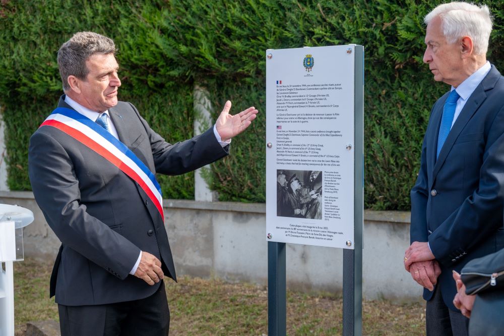une-plaque-hommage-et-une-ceremonie-commemorative-pour-les-80-ans Photo de la cérémonie commémorative de l'anniversaire de la victoire de 1945