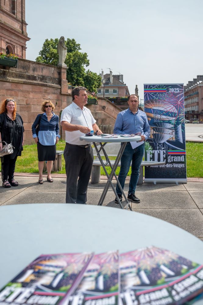demandez-le-programme-de-lete-en-grand photo prise pendant le point presse de l'été en grand 2025