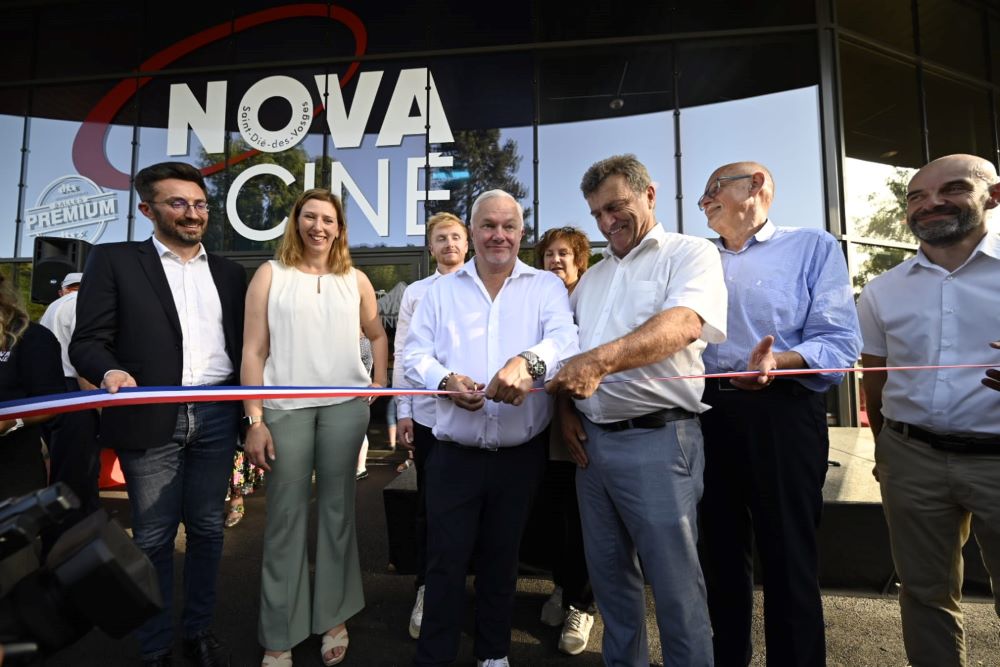 Photo prise lors de l'inauguration du nouveau cinéma nova ciné