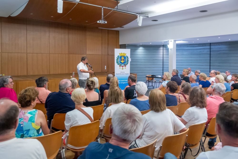 une-derniere-reunion-de-quartier-avec-les-applaudissements photo prise pendant la reunion de quartier de la behouille, vigne-henry, castors et fontenelle