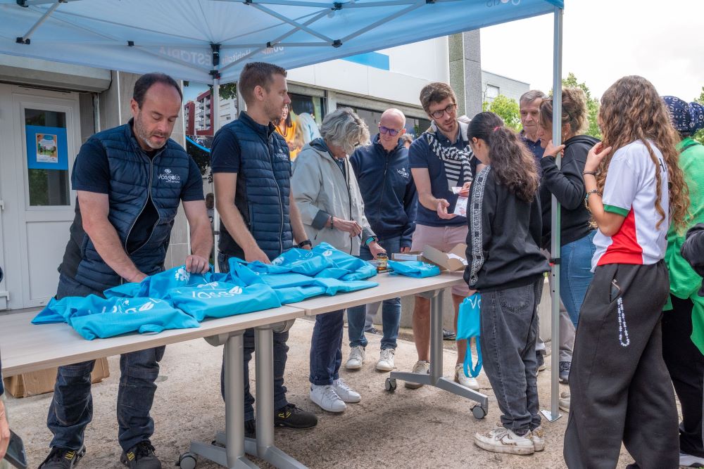 un-travail-recompense-pour-les-adolescents-deodatiens Photo de la remise des cheques aux adolescents qui ont participé au chantiers éducatifs