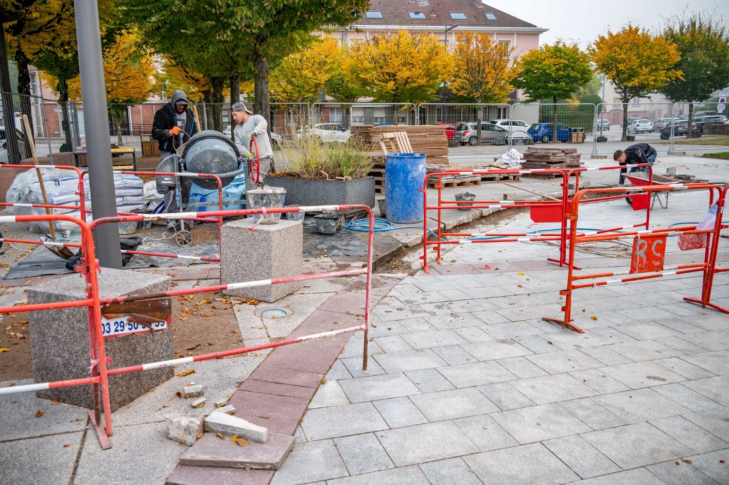 de-nouvelles-banquettes-au-pied-de-la-cathedrale travaux place de la cathédrale