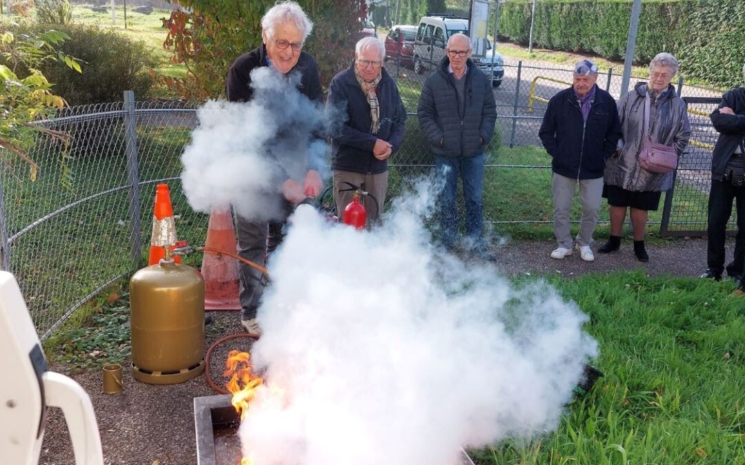 Les « Sages » formés à l’utilisation d’un extincteur