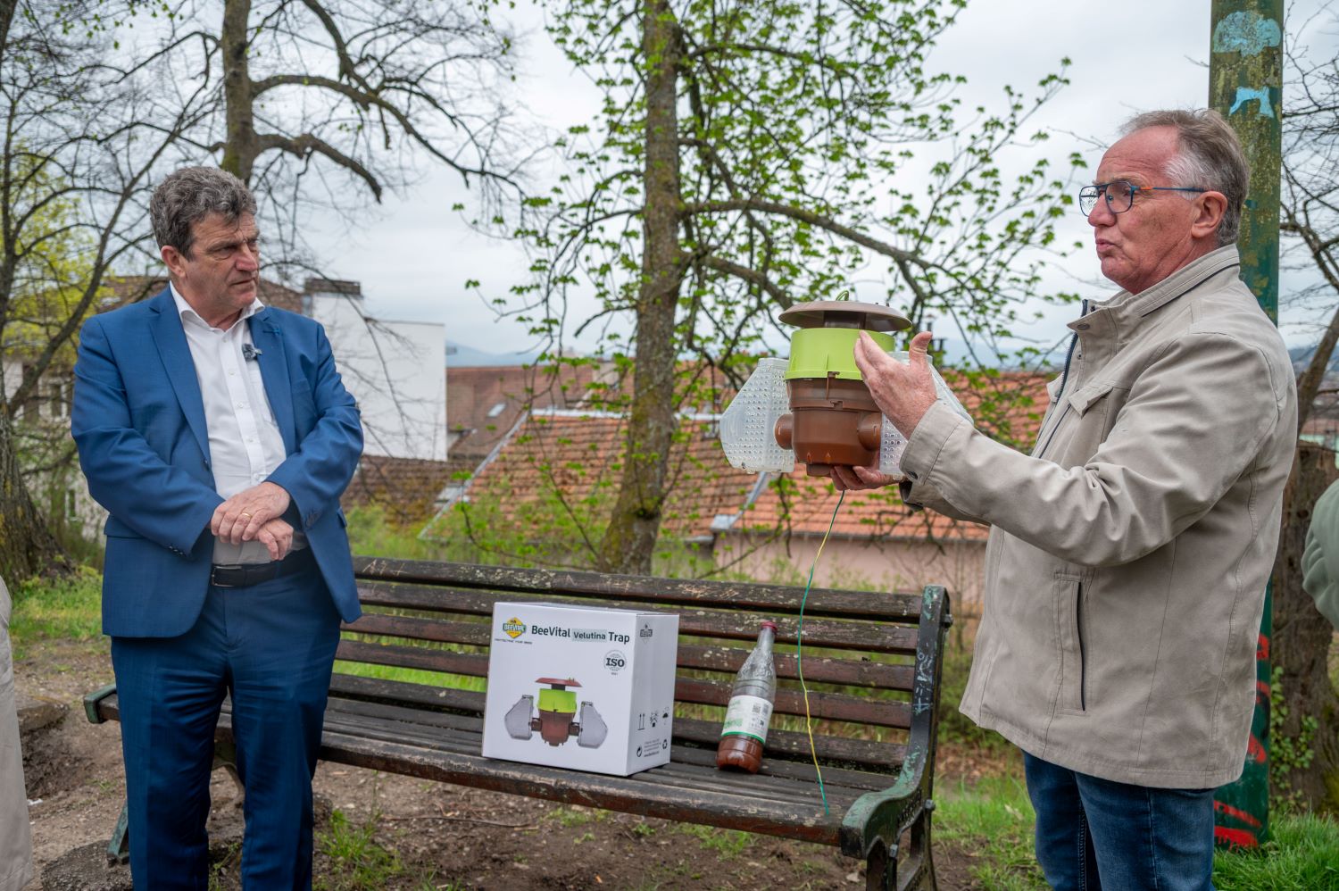des-pieges-a-frelons-asiatiques-installes-dans-la-ville Des pièges à frelons asiatiques installés dans la ville