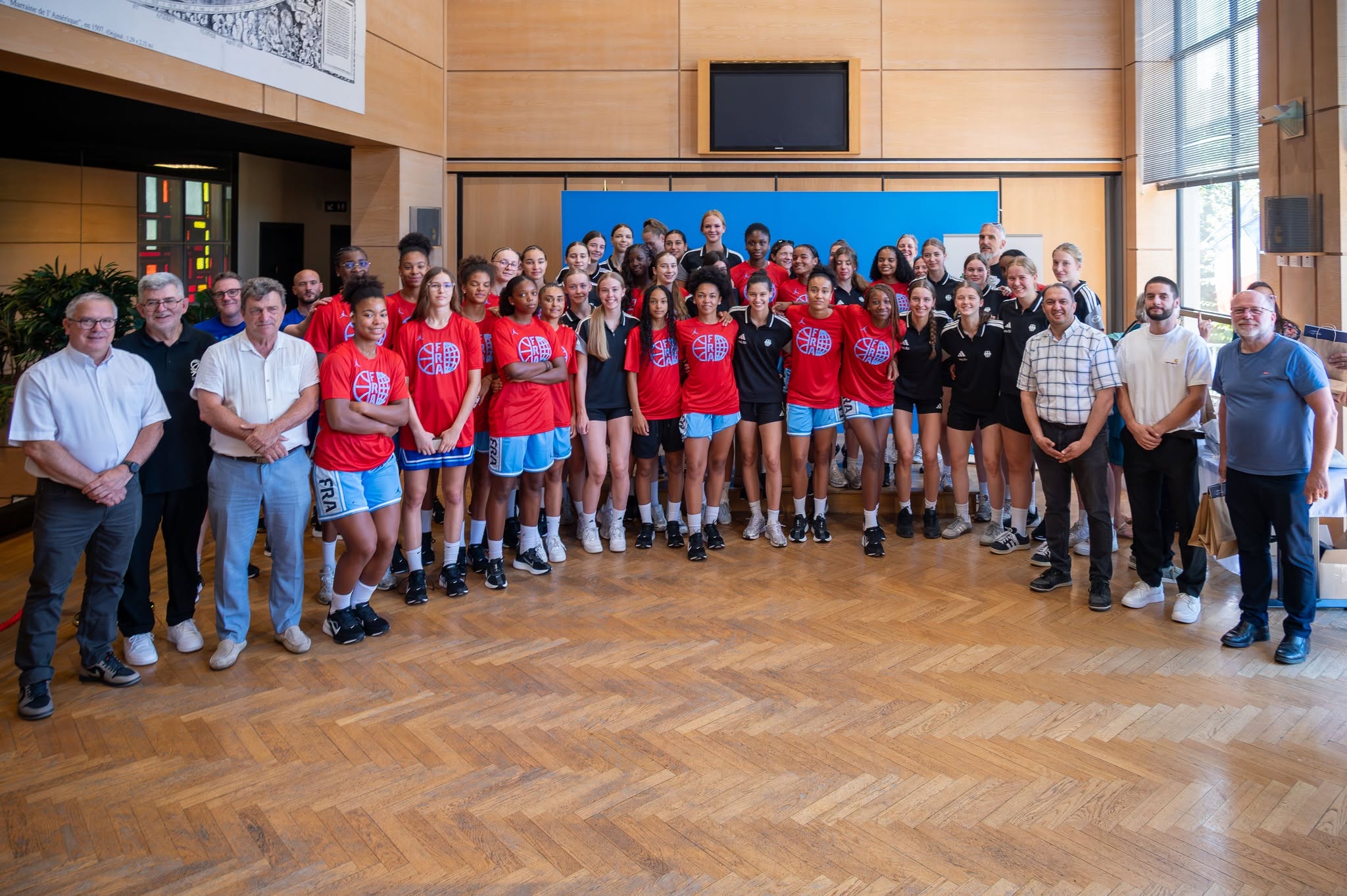 les-equipes-de-france-et-dallemagne-u16f-recues-a-lhotl-de-ville Les équipes de France et d’Allemagne U16F reçues à l’hôtel de ville